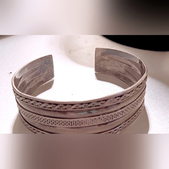 Vintage Native Navajo Sterling Silver 9.25 Cuff Design Pattern Bracelet. - Picture 7 of 7